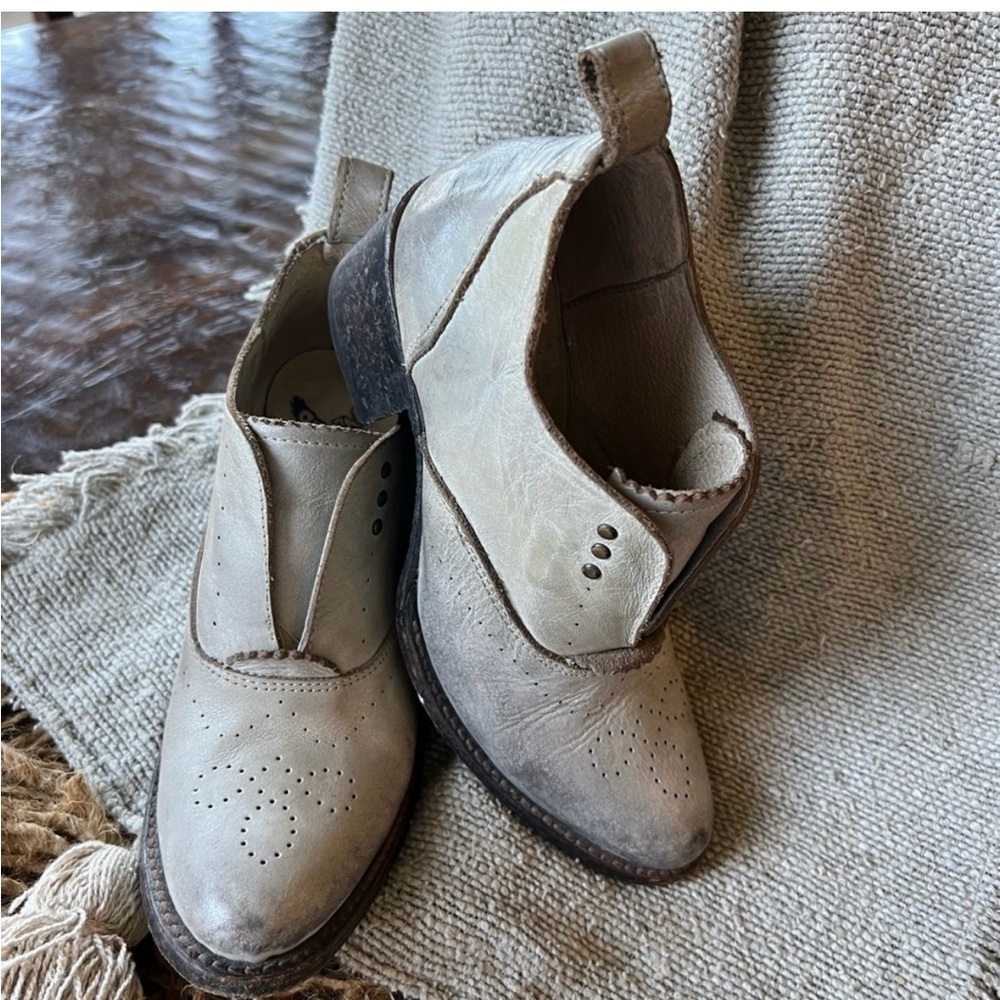Freebird Sadie ankle boots so much style yet subtle block heel. Minimal wear